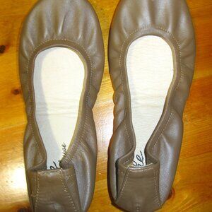 The Storehouse Flats Women’s Oat Colored Signature Leather Ballet Flat Size 6